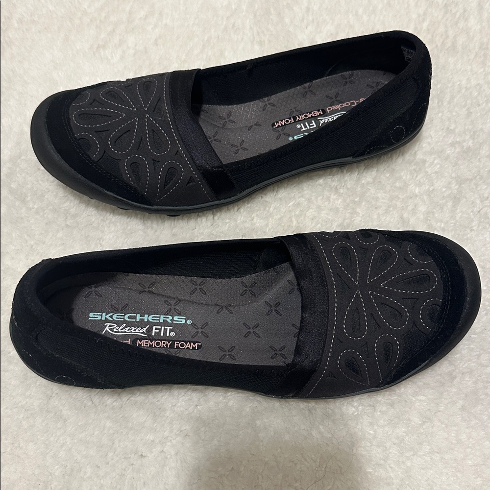 Nwob. Skecher slip ons. Relaxed fit